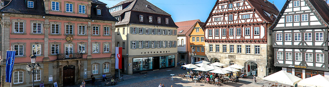 Blick auf das Rathaus und das Haus Rettenmayr und links daneben die Grät