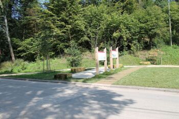 Der Limes im Taubental - zwei Infoschilder im Hintergrund
