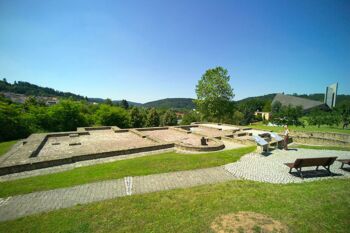 Zu sehen ist der Schirenhof Kastellbad und Kohortenkastell