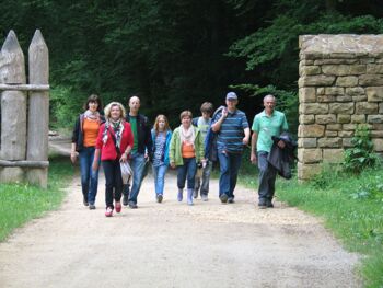Zu sehen ist der Rundwanderweg mit Wandergruppe